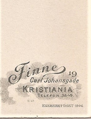 Finne, Carl Johansgade 19 Kristiania (revers).jpg