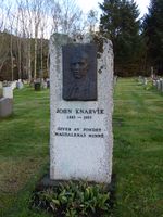 «JOHN KNARVIK 1883–1955 GIVER AV FONDET MAGDALENAS MINNE.»