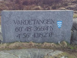 1024px-Monument Vardetangen.jpg
