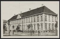 Norges Bank ble grunnlagt den 14. juni 1816 med hovedsete i Trondhjem og filialer i Christiania, Bergen og Christianssand. Fra 1816 til 1819 lå hovedkontoret i Stiftsgården, Trondhjem.