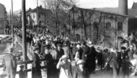 17. maitoget i Vestfossen i 1914. Bildet er tatt i Storgata ved brua over fossen.