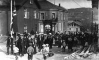 Matrosdresser i bruk på 17.mai, Vestfossen 1914