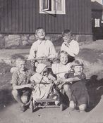 Søsknene Kjølaas med lekekamerater utenfor huset deres i Kirkenes. Leif bak til venstre, Aud til høyre og Bjørg ved siden av henne. Foto: Ukjent, 1939.