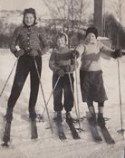 Bjørg og Aud på skitur med fetter Erling. Foto: Ukjent, 1941.