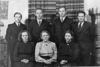 Aksel og Ragna Harbys barn fotografert i farens 60-årslag, på salen i 2.etg, i 1950. Foran fra venstre: Nekko, Astrid og Maja. Bak: Arne, Lars, Reidar og Kristian.