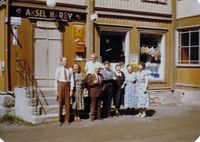 Butikken 1956. Kjell, Astrid og Dagfinn Fremstad, Mr. Wasenden (besøk fra USA), Arne og Ragna Harby, Mrs. Wasenden, Maja Harby. Bilde fra Reidunn Ødegaards familiealbum.