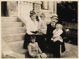 Knut Hamsun med familie på trappa til Villa Havgløtt. Foto: Anders Beer Wilse/Nasjonalbiblioteket (13. juli 1917).