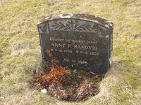 «Graver og kirketjener ARNT P. SANDVIK ★ 5–11. 1866 ✝ 8–6. 1930. Alt av nåde.»