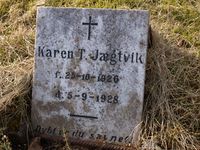 «Karen T. Jægtvik f. 25–10–1926 d. 5–9–1928. Dybt er du savnet!»