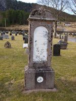«Her hviler OLE HALSE föd 1 October 1791, död 13 Juni 1875 Lensmand i Edö fra 1836 til 1865.»