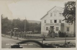 Løkke mens Bøndernes Hus i Bærum hadde Løkke Restaurant i bygningen. Foto: Nasjonalbiblioteket (1926–1929).