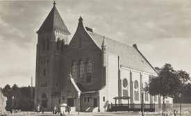 Den frittliggende kirken, før nabobygningene kom i 1918. Foto: Nasjonalbiblioteket (1907-1918).