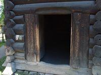 Døra med utskåret portal, datert til 1200-tallet og signert av Torgautr «den gylne». Foto: Olve Utne (2008).