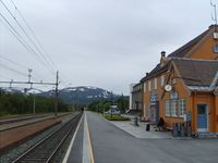 Perrong og stasjonsbygning. Foto: Olve Utne (2008).