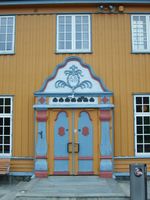 Hoveddøra med byggeåret 1917 angitt. Foto: Olve Utne (2008).