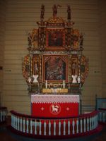 Altar og altartavle. Foto: Olve Utne (2009).
