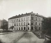 Aars og Voss skole i Oslo, oppført 1865. Foto: Olaf M.P. Væring (ca. 1880)