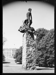 Abelmonumentet i Slottsparken. Foto: Ukjent / Nasjonalbiblioteket (1952–1953).