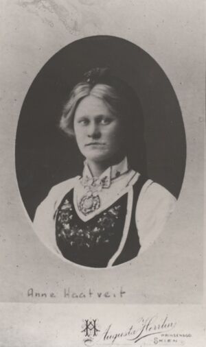 Anne Håtveit Bunadsaum.jpg