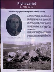 Minnetavle for Premierløitnant Arne Kølzow som 1. mai 1917 omkom i Norges første flyulykke med dødelig utgang, nær Brøter gård.