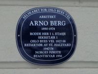 Blå plakett på veggen til bygården i Gyldenløves gate 27 i Oslo forteller at Berg har bodd her.