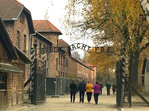 Auschwitz inngang 2014 .JPG