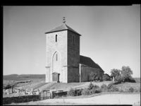 Avaldsnes kyrkje, der Moestue drev restaureringer på 1920-tallet. Foto: Ukjent / Mittet & Co. (1951).
