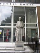 Statue av speiderbevegelsens grunnlegger, Robert Baden-Powell, utenfor huset som bærer hans navn i London. Foto: Stig Rune Pedersen