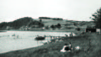 Badeplass ved Nitelva 1935, Nitteberg gård bak..jpg