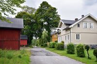 Denne delen av Rønholtveien er gang- og sykkelvei. Nr. 83 til høyre. Foto: Roy Olsen (2023).