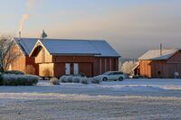 Stabburet og et par av uthusene på Nordre Foss. Foto: Leif-Harald Ruud (2023).