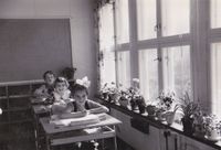 18. Blomhaug klasserom 1950-åra blomster.jpg