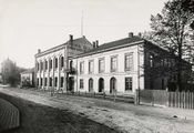 I årene 1885 til 1887 holdt skolen til i Brødrene Hals pianofabrikk i Stortingsgata 26. Foto: Olaf Martin Peder Væring (omkr. 1890)