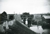 Tredje bru for Hovedbanen over Sagelva 1902. I elva ses rester etter sidebanebrua.