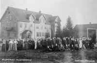 Elevene i 1915 samlet foran skolen.