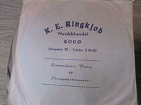 143. C22103 platepose K.E. Ringkjøb Musikhandel Bodø.jpg