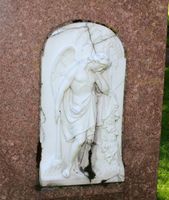 Dødssymbolet Dødens genius, engelskikkelse med omvendt tent fakkel, som dekor på eldre gravminne på Vår Frelsers gravlund, sent 1800-tall.