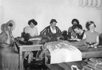 Damekoret syr krinolinedrakter til byjubileet 1957.jpg