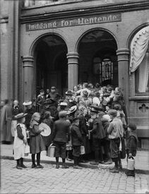 Kø av barn utenfor Christiania Dampkjøkken. Foto: Anders Beer Wilse/Oslo Museum (1903).