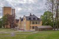 Den største sykehusbygningen med boligblokker på Trosterud i bakgrunnen. Foto: Leif-Harald Ruud (2015).