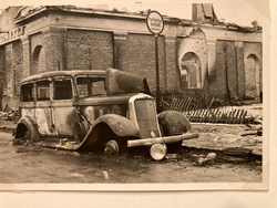 En Dodge av Strømmentypen vist på en tilfeldig krigsreportasje fra Biografen i Elverum 1940.