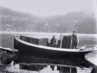 Fiskerinummer er ikkje måla på båten og då er bilde frå før 1933. Her ser det ut som båten skal på tur. Ved styrehuset står Sivert Høydalsnes, og framom står mora Jørgine Høydalsnes.