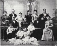 Familiebilde av Nathan-slekten fra 1897. Sigrid er nummer tre fra venstre i bakerste rekke. Til venstre for henne står foreldrene hennes. Sittende rett til venstre for henne er hennes morfar Nathan Nachmann Nathan og sittende rett til høyre for henne er hennes mormor Emilie f. Zadig.