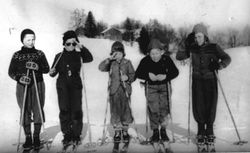 Fem skiløpere i Strømsdalen, Vestre Strøm i bakgrunnen. Fra venstre Olaf Hansen, Alf Stefferud, Rune Kristiansen, Bjørn Høstland og Arild Berg. Foto 1946 Alf Stefferud sen.