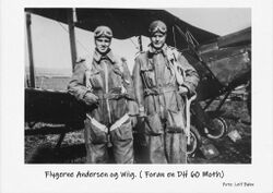 Flygerne Andersen og Wiig foran en DH 60 Moth.