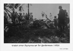 Flystyrten ved Gardermoen 1935. Ifølge boka Norske Militærfly 1912-2013 av Sverre Mo og Ole Bjørn Sælensminde er Tiger Moth nr. 155 (serienummer 163) listet som havarert i Ullensaker 20. august 1935.
