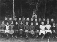 Katinka Rones med elever på Gullberget skole, ca. 1915. Fotograf: Ukjent.