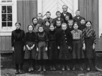 Johan Arnt Aarnseth og elever ved den gamle skolebygningen på Gullberget (før brannen i 1914). Fotograf: Ukjent.