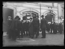 Utafor inngangen til Folkets hus under generalstreiken 1916. Arbeiderpartiets bok- og papirhandel lå her. Foto: Narve Skarpmoen