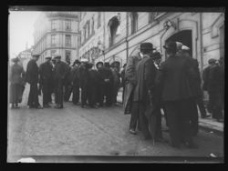 Utafor folkets hus under generalstreiken i 1916. Foto: Narve Skarpmoen
